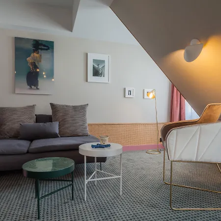Handsome Hotel